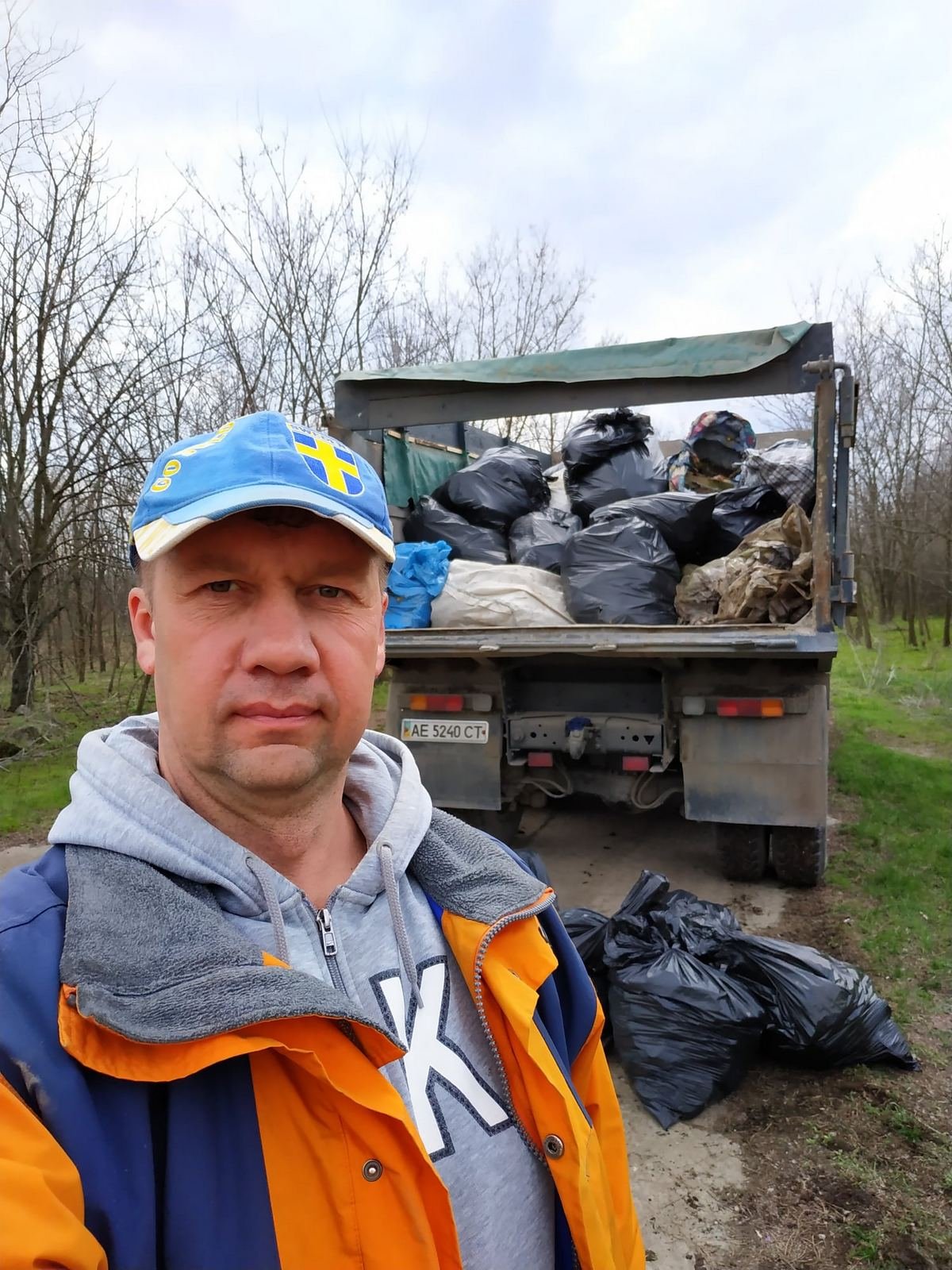 Житель Днепра вместе с семьей убрал свалку секонд-хенда Житель Днепра вместе с семьей убрал свалку секонд-хенда