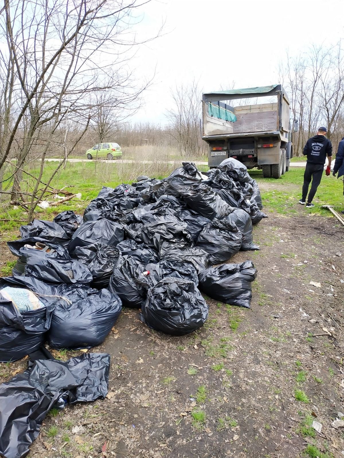 Вещи сгрузили в мусорные пакеты Вещи сгрузили в мусорные пакеты