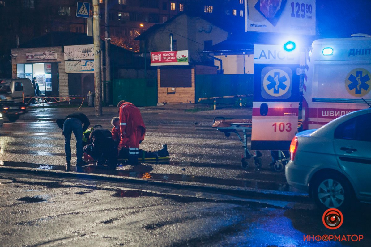 В Днепре на Калиновой Hyundai сбил мужчину на "зебре", которую игнорируют водители 3