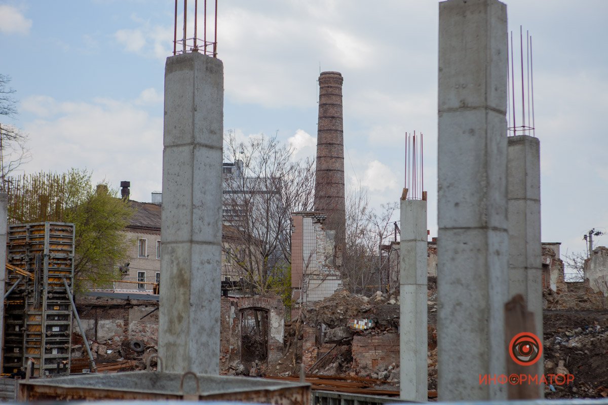 Уже месяц идет строительство