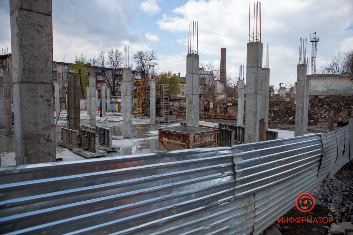 Стройку оградили забором