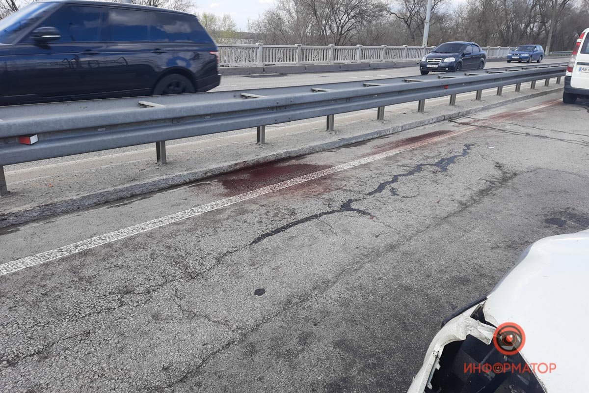 Один из пострадавших лежал с разбитой головой под отбойником Один из пострадавших лежал с разбитой головой под отбойником