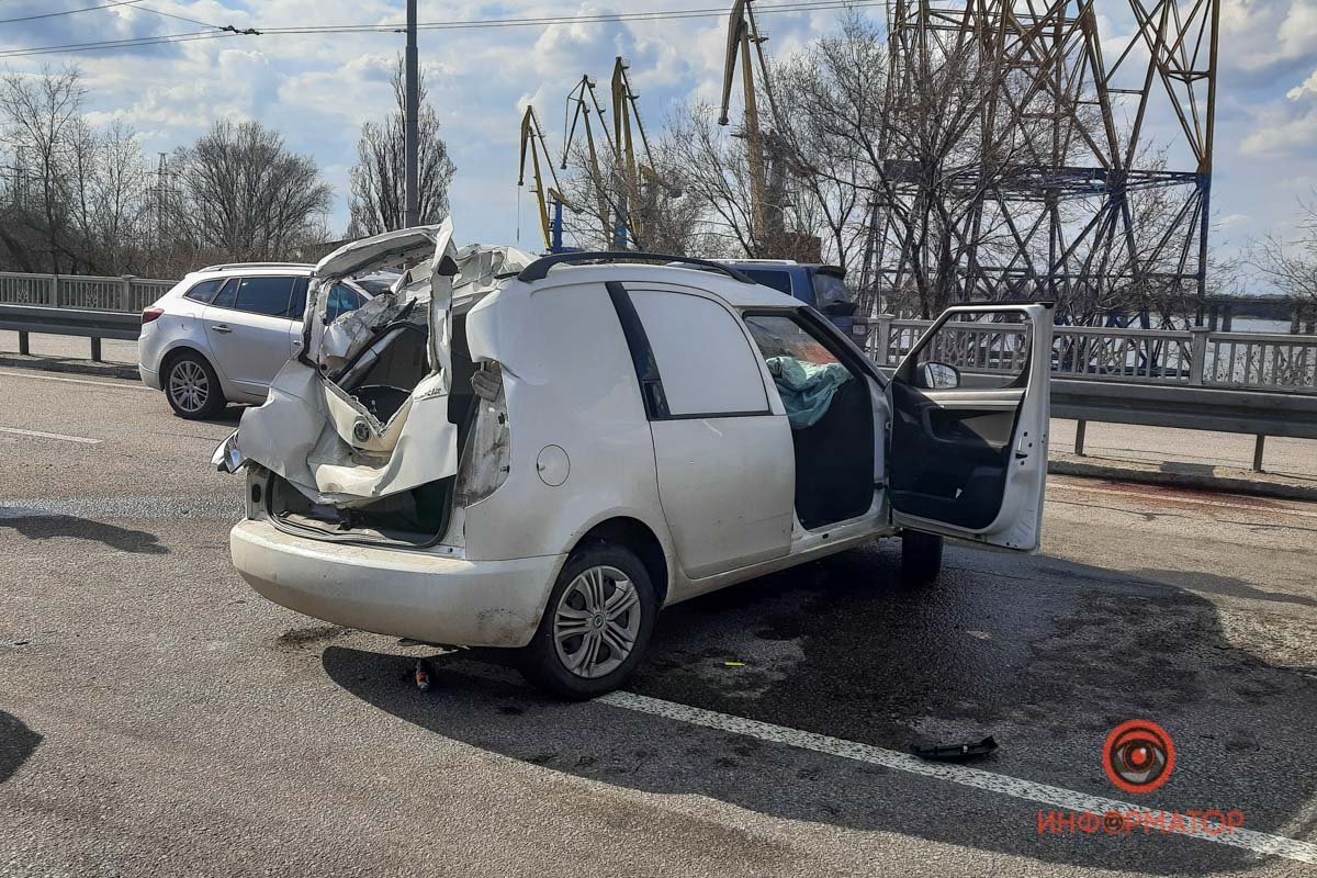 Автомобиль ехал в сторону центра Автомобиль ехал в сторону центра