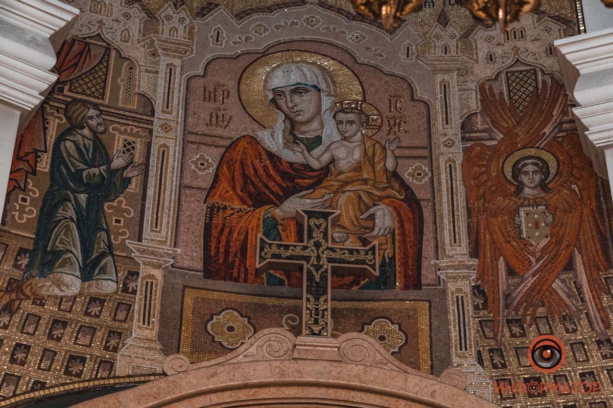 Центральная мозаичная икона Нечаянная радость создана итальянскими мастерами