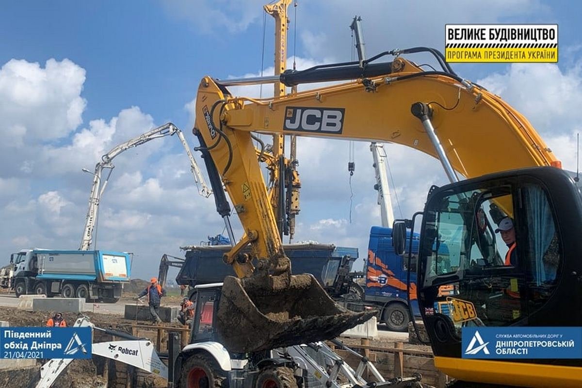 Уже установили 37 из 44 буронабивных столбов Уже установили 37 из 44 буронабивных столбов