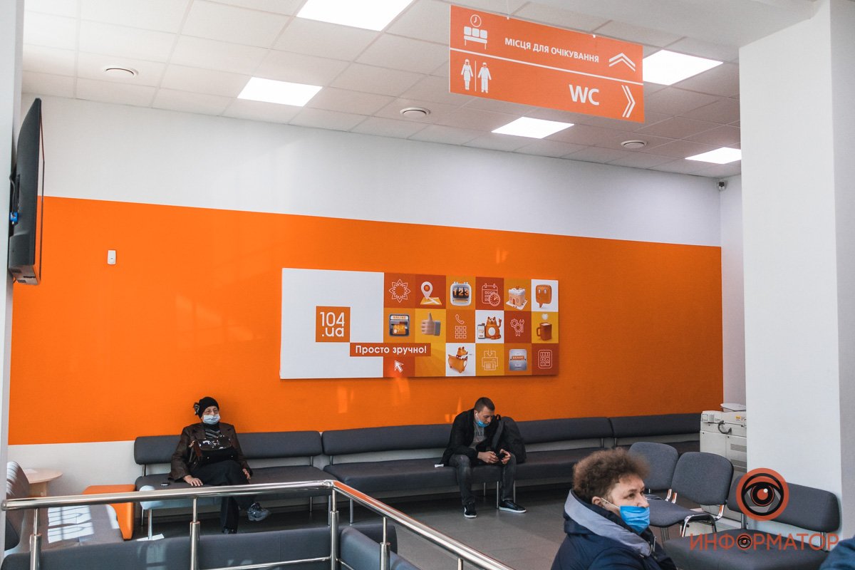 Зал полупустой, а у входа - огромные очереди. В чем смысл? Зал полупустой, а у входа - огромные очереди. В чем смысл?