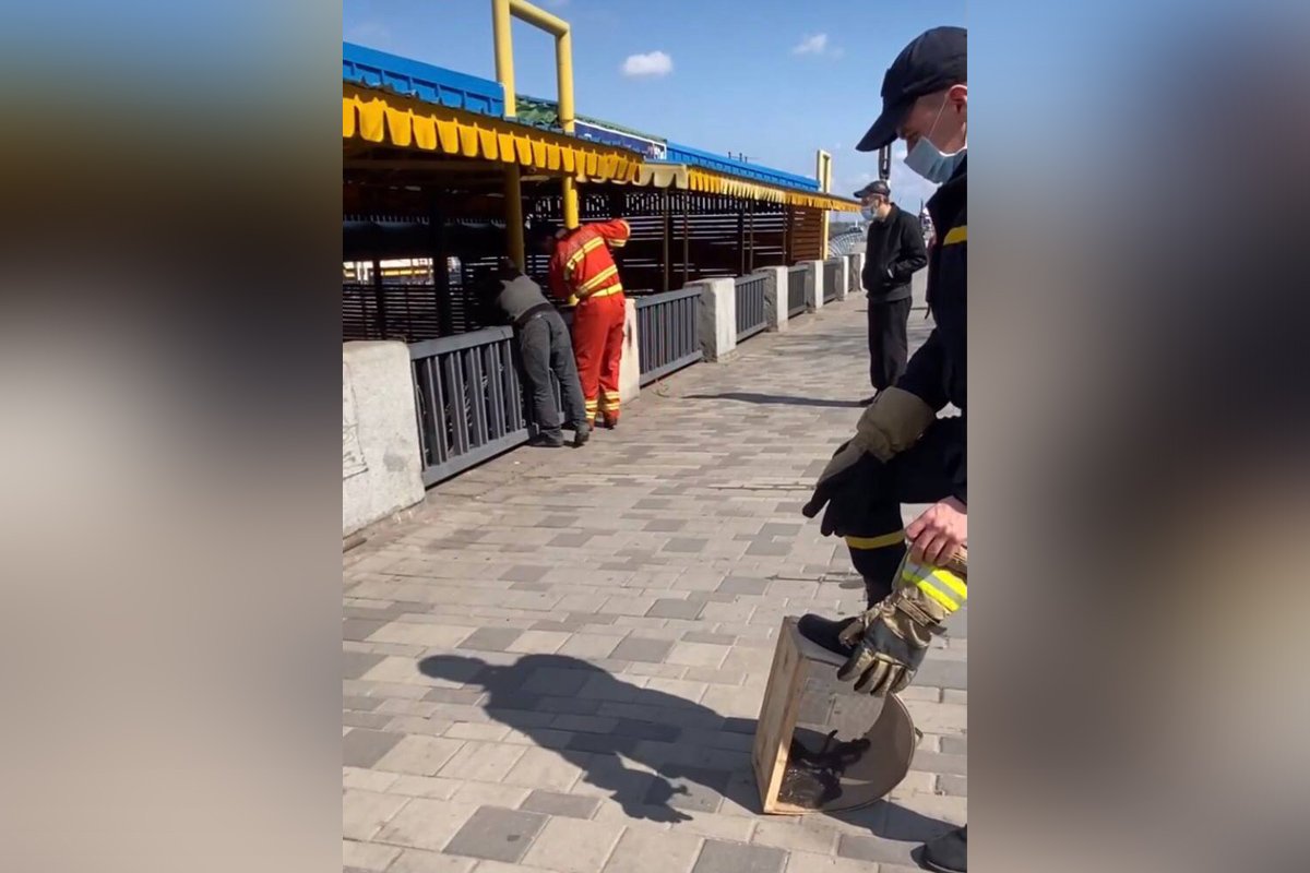 Он сразу сообщил об этом на линию "101"