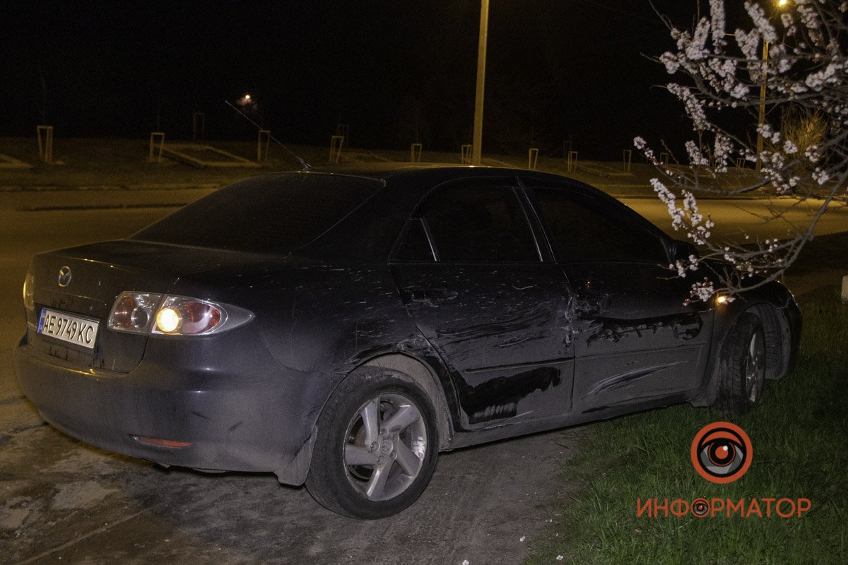 Легковушка вылетела на газон