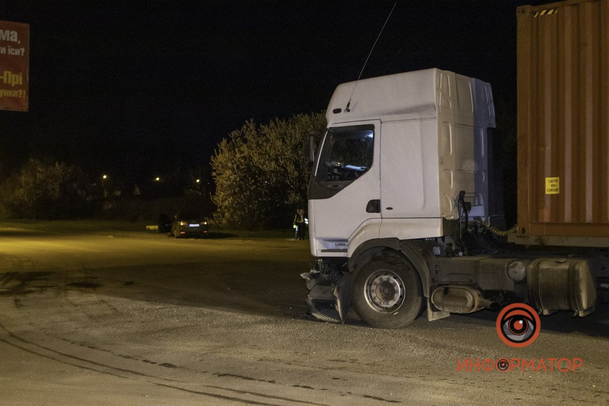 Фура поворачивала на Автопарковую, когда Mazda шла на обгон
