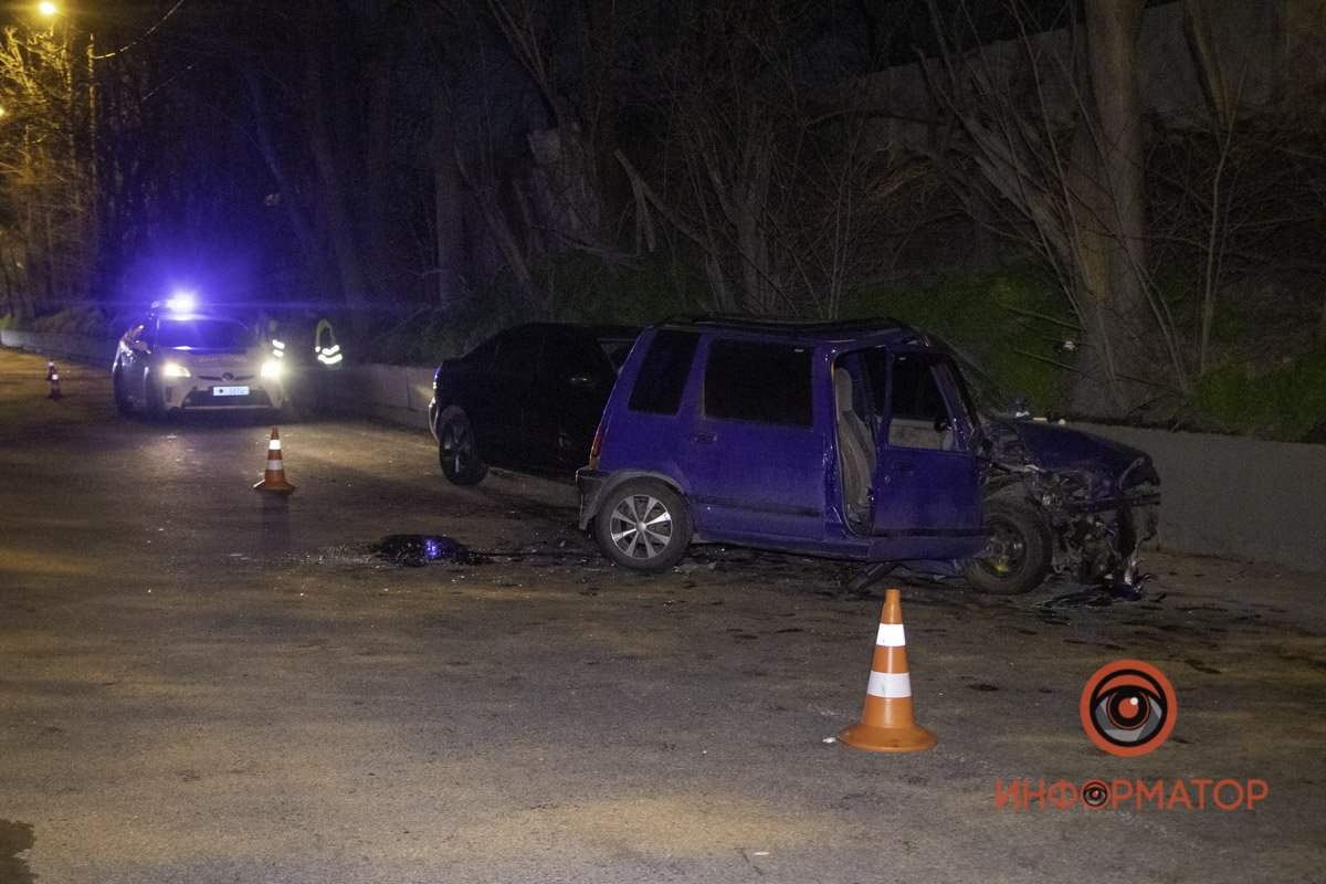 В Днепре на Самарском спуске столкнулись Mazda, "Москвич" и Daewoo: есть пострадавшие 1