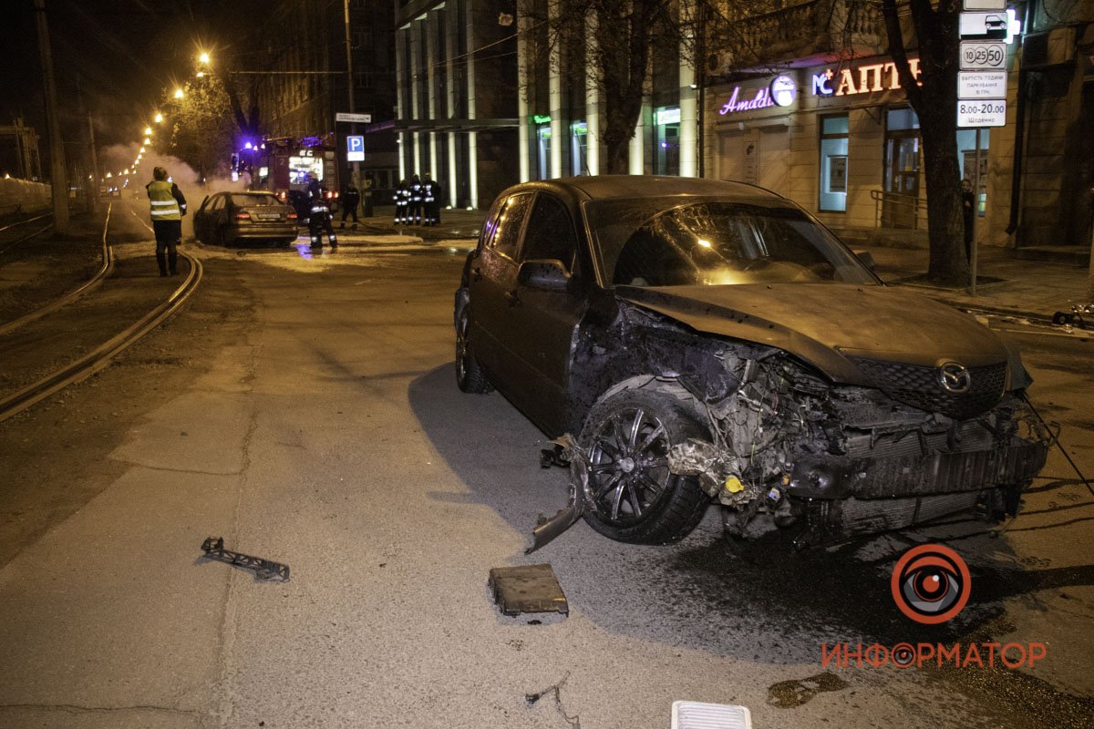 Mazda развернуло от удара