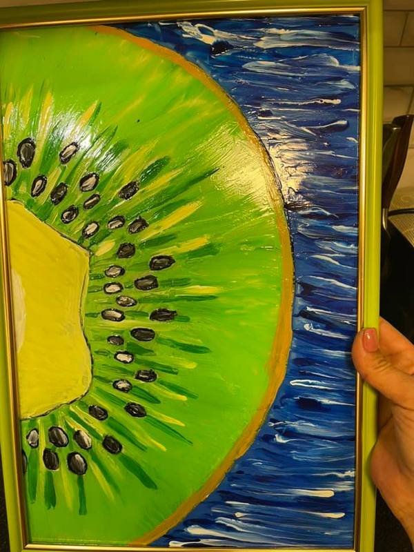 Художница продает картины для помощи животным Художница продает картины для помощи животным