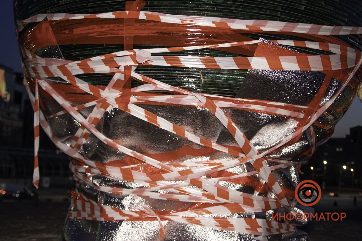 Шар желаний обмотали сигнальной лентой