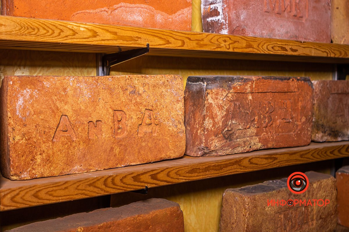 Первые кирпичи в коллекции Павла Маменко, на них есть аббревиатура «АиВД» Первые кирпичи в коллекции Павла Маменко, на них есть аббревиатура «АиВД»