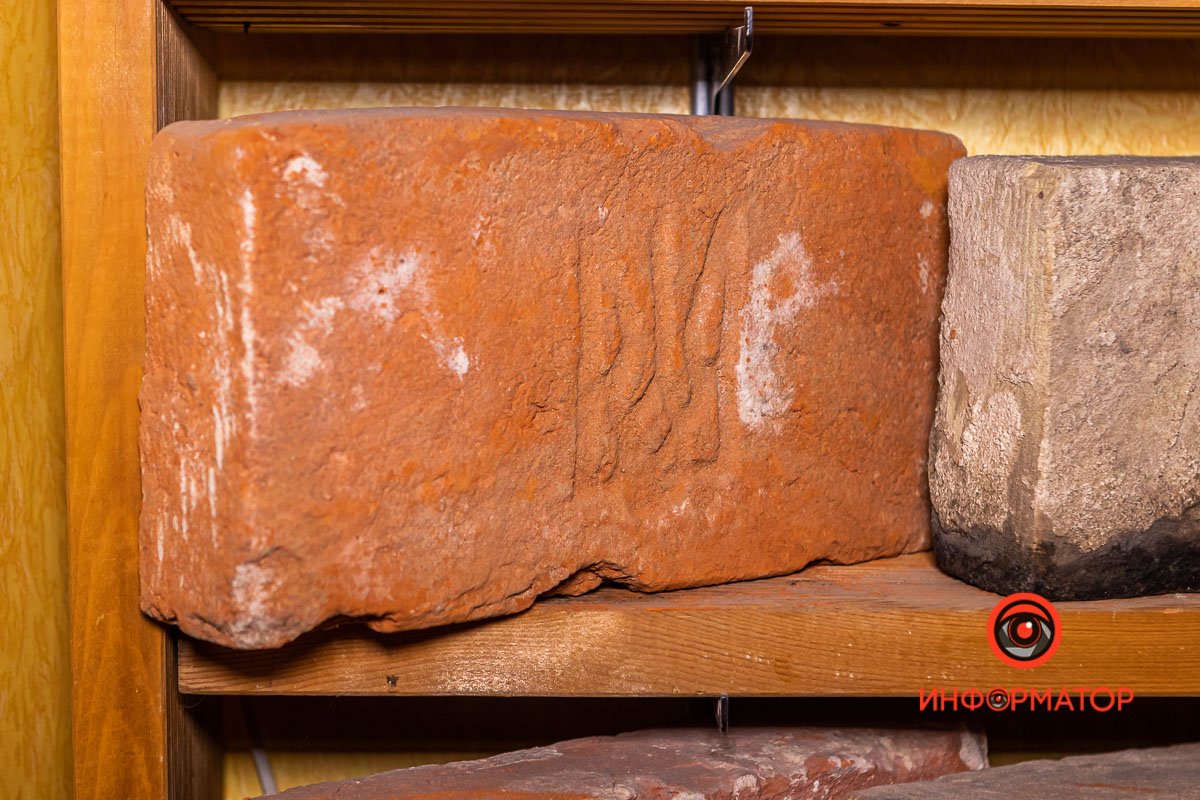 Кирпич времен Украинской Национальной Республики Кирпич времен Украинской Национальной Республики