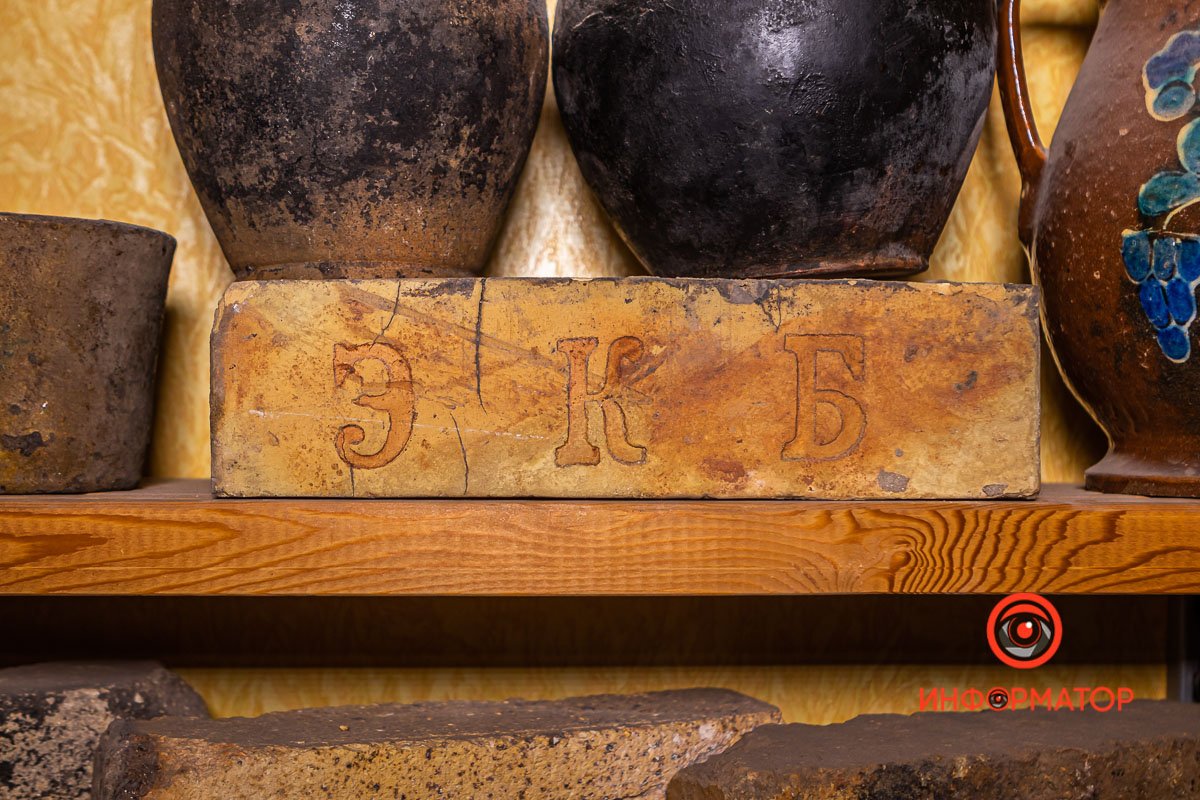 Кирпич Эраста Константиновича Бродского с клеймом на торце Кирпич Эраста Константиновича Бродского с клеймом на торце