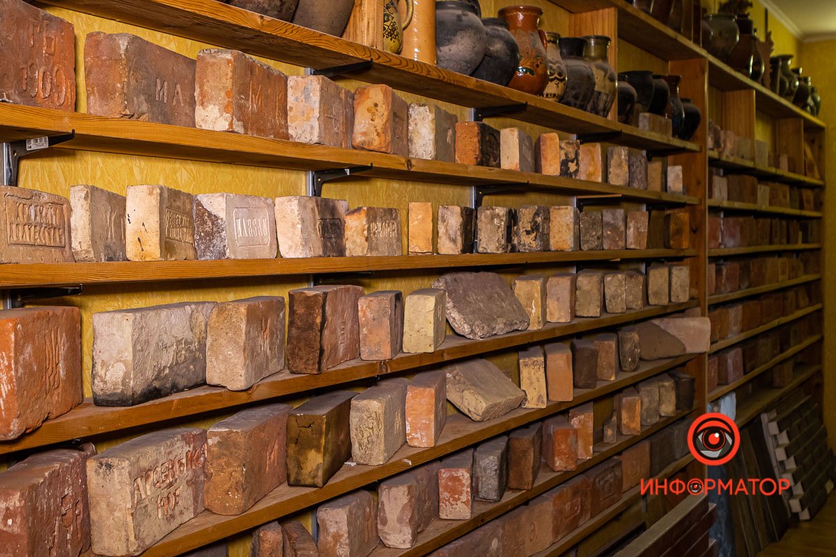 В коллекции Павла Маменко более 1200 кирпичей В коллекции Павла Маменко более 1200 кирпичей