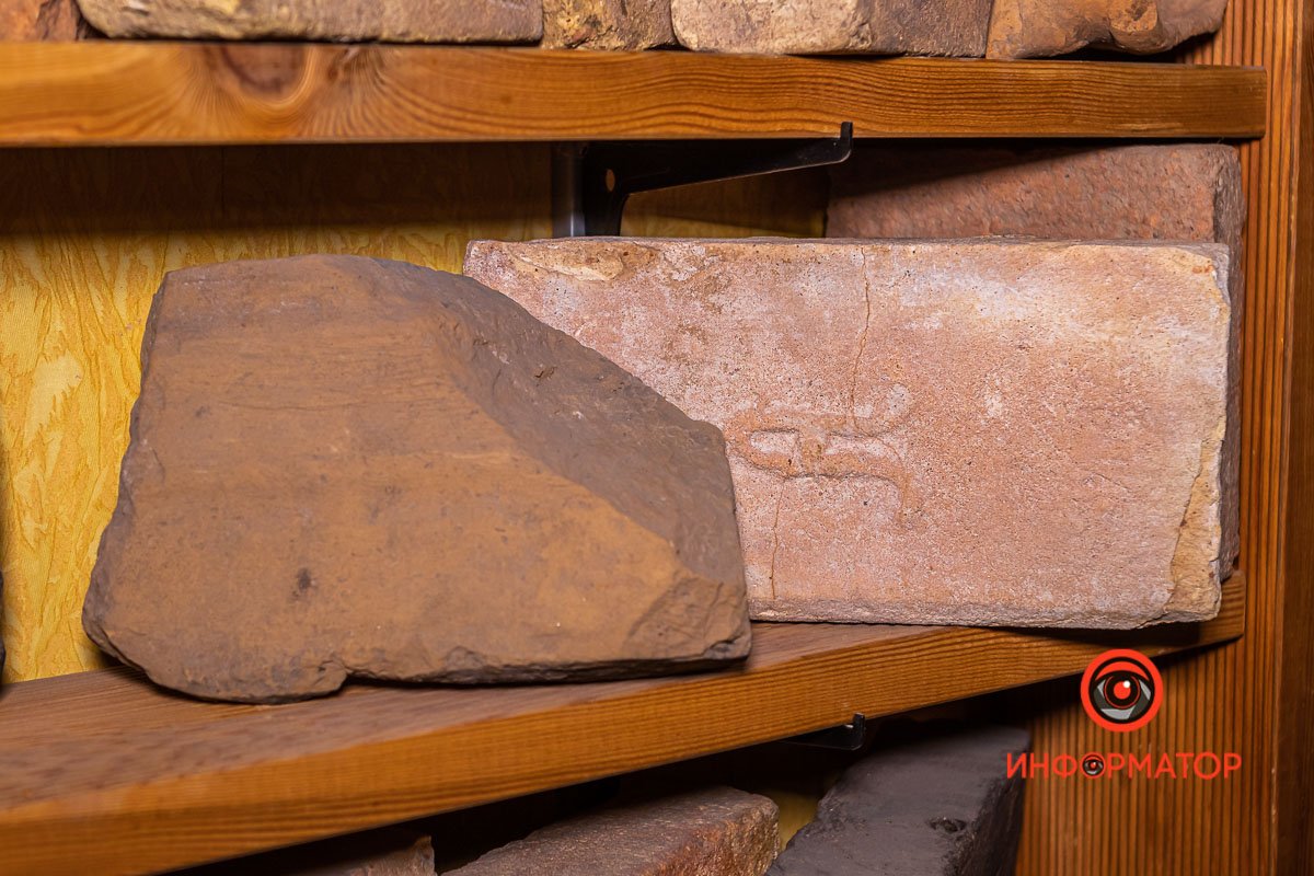 Кирпич из усадьбы Богдана Хмельницкого в Суботове (слева) и кирпич Георгия Алексеева (справа) Кирпич из усадьбы Богдана Хмельницкого в Суботове (слева) и кирпич Георгия Алексеева (справа)