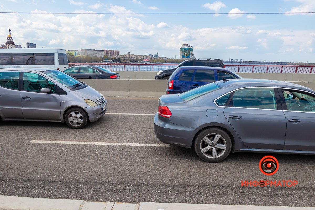 На Новом мосту столкнулись Mercedes и Volkswagen На Новом мосту столкнулись Mercedes и Volkswagen