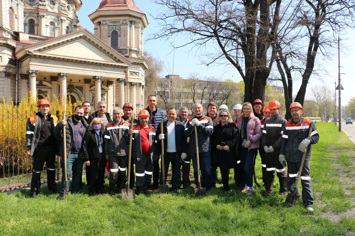 Озеленение города силами Днепровского металлургического завода - это ежегодная добрая традиция