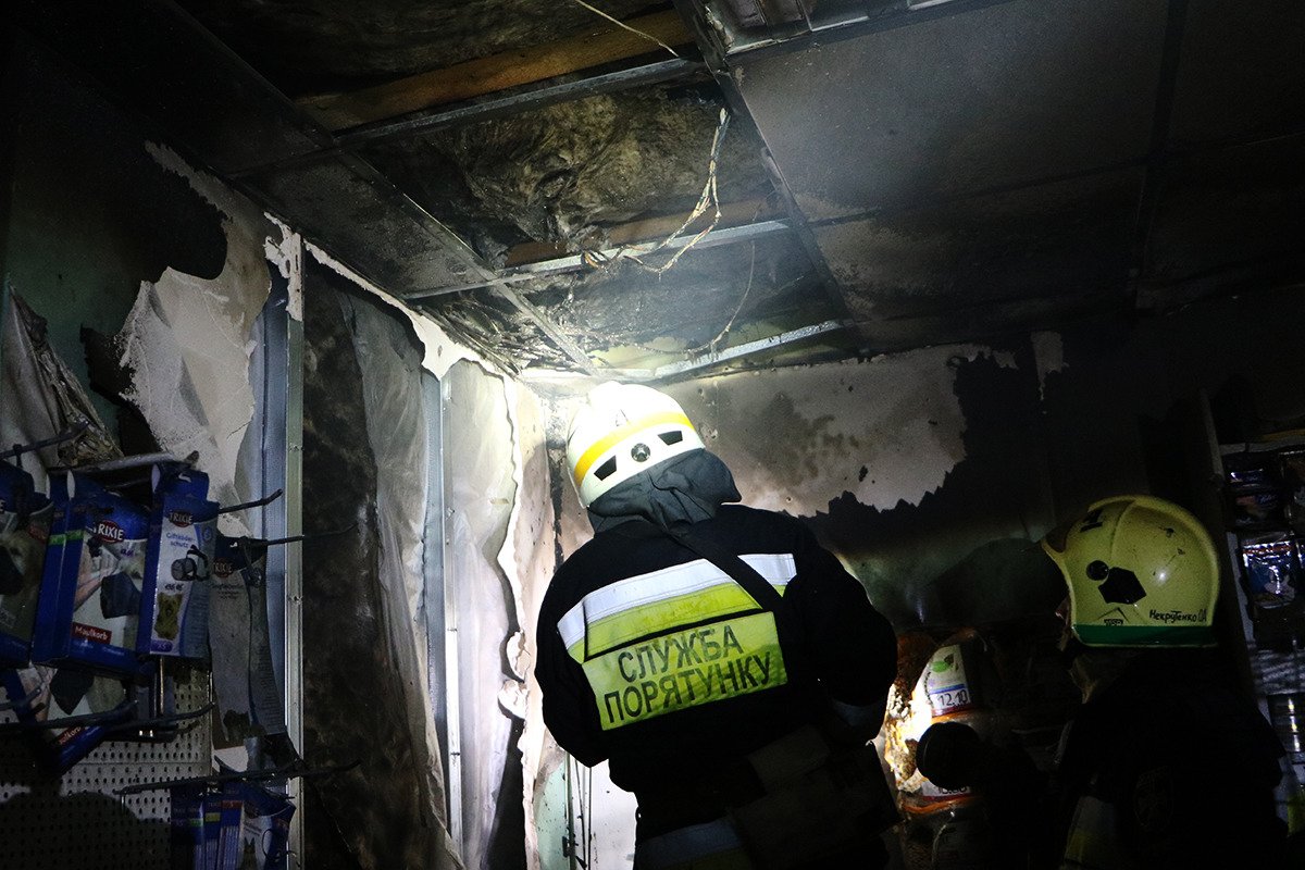 Огонь мог переброситься на соседние торговые павильоны. Огонь мог переброситься на соседние торговые павильоны.