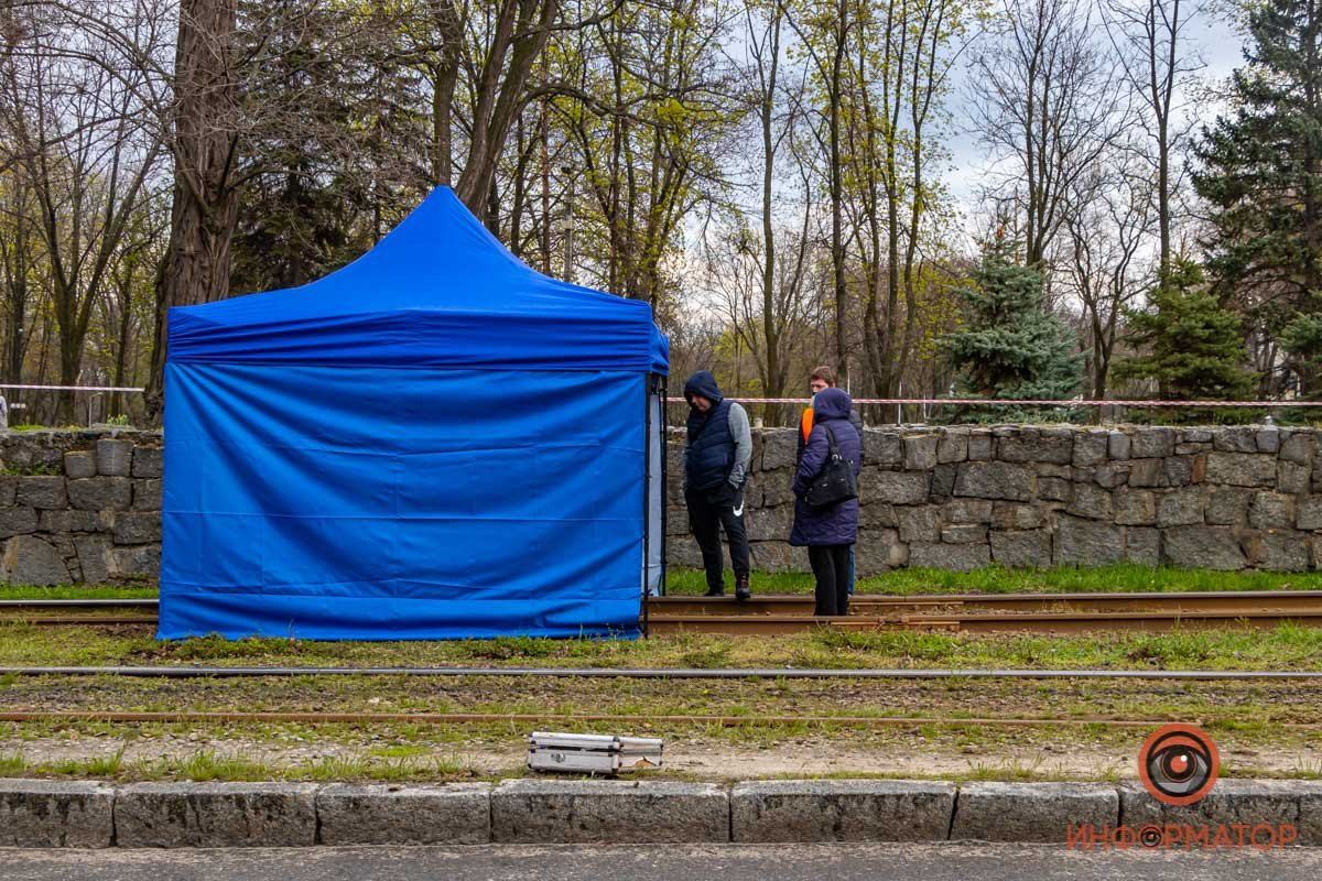 Тело погибшего спрятали под палатку 