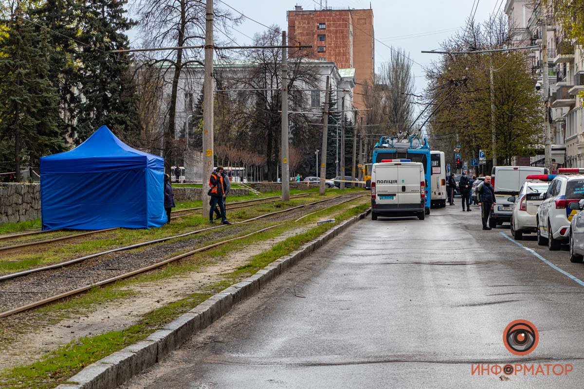 Электротранспорт стоит