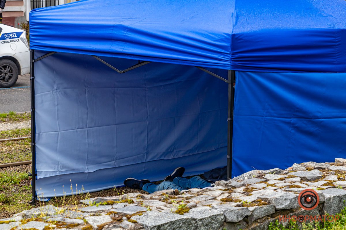 Тело лежит на трамвайных путях