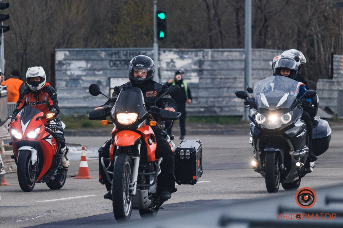 Колону сопровождали полицейские