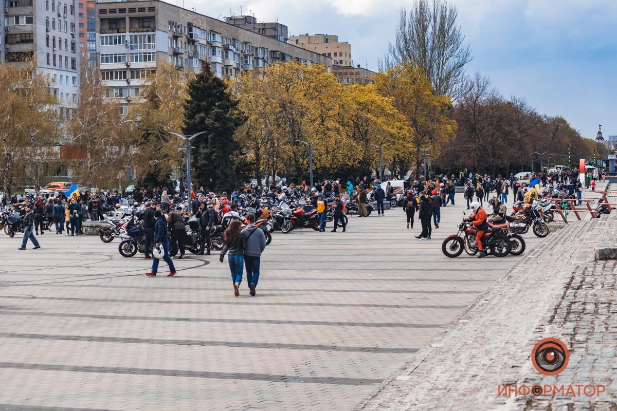 Людей было немало