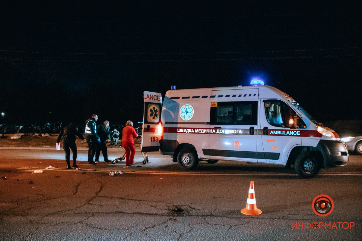 Женщину увезли в больницу Женщину увезли в больницу