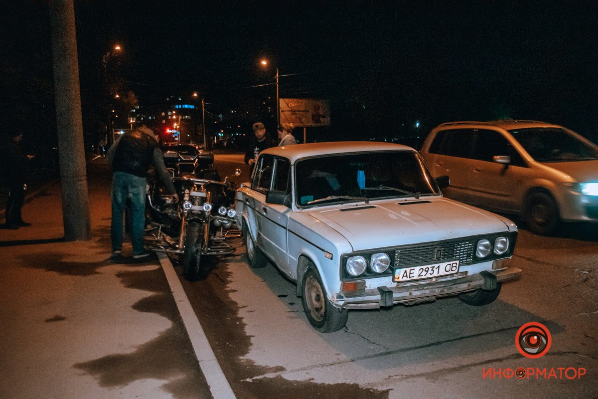 После столкновения со "Шкодой" водитель трицикла продолжил движение и врезался в ВАЗ После столкновения со "Шкодой" водитель трицикла продолжил движение и врезался в ВАЗ