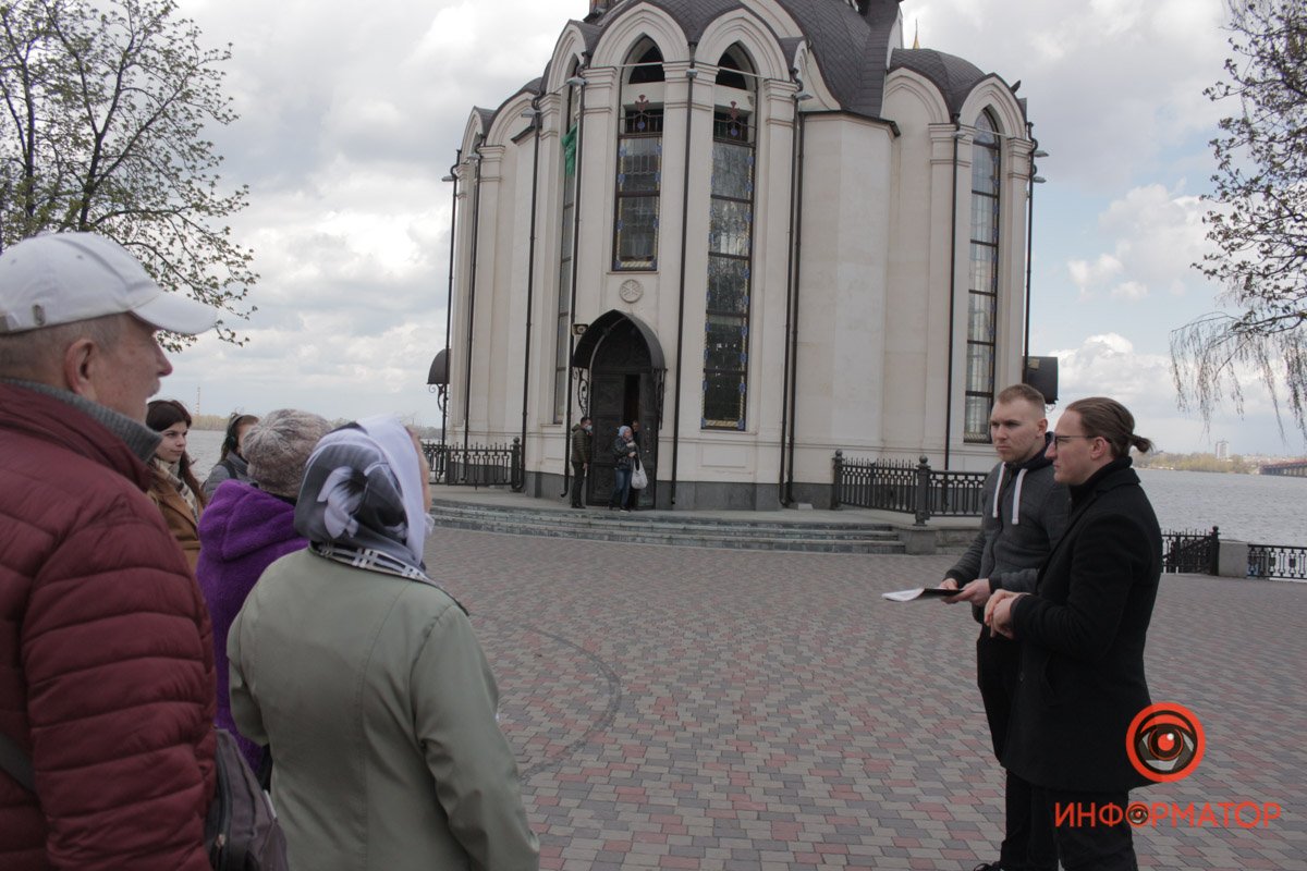 Пешую экскурсию по Сичеславской Набережной возглавляли два Евгения Пешую экскурсию по Сичеславской Набережной возглавляли два Евгения