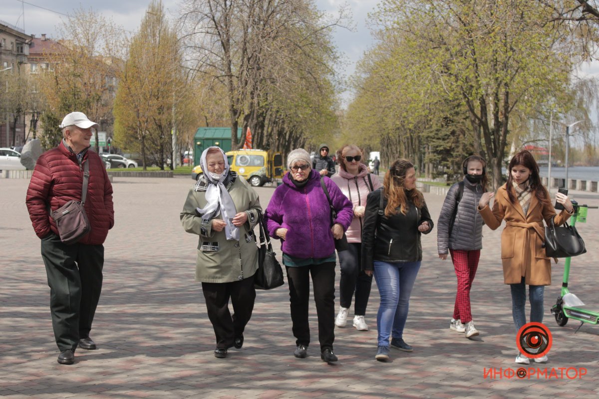 Восемь экскурсантов «услышали» историю почти всех выдающихся мест набережной Восемь экскурсантов «услышали» историю почти всех выдающихся мест набережной