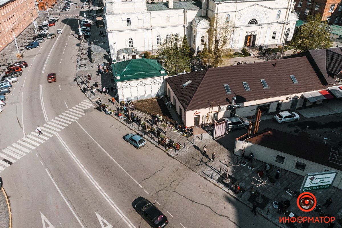 Возле храма продают вербу Возле храма продают вербу