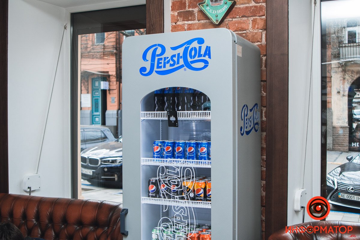 Клиентов угощают