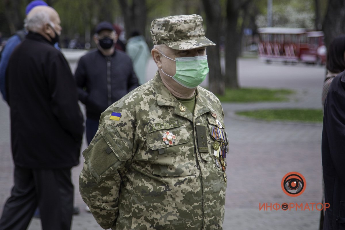 Возле монумента собрались горожане из разных профессиональных сфер