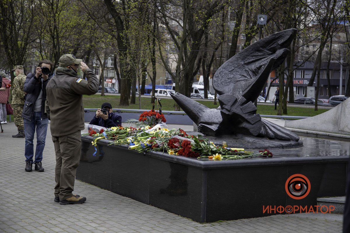 К памятнику подходили с почтением