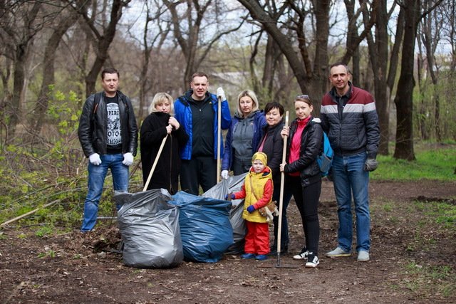 Сотрудники ДМЗ вместе с горожанами привели в порядок сквер Металлургов 1