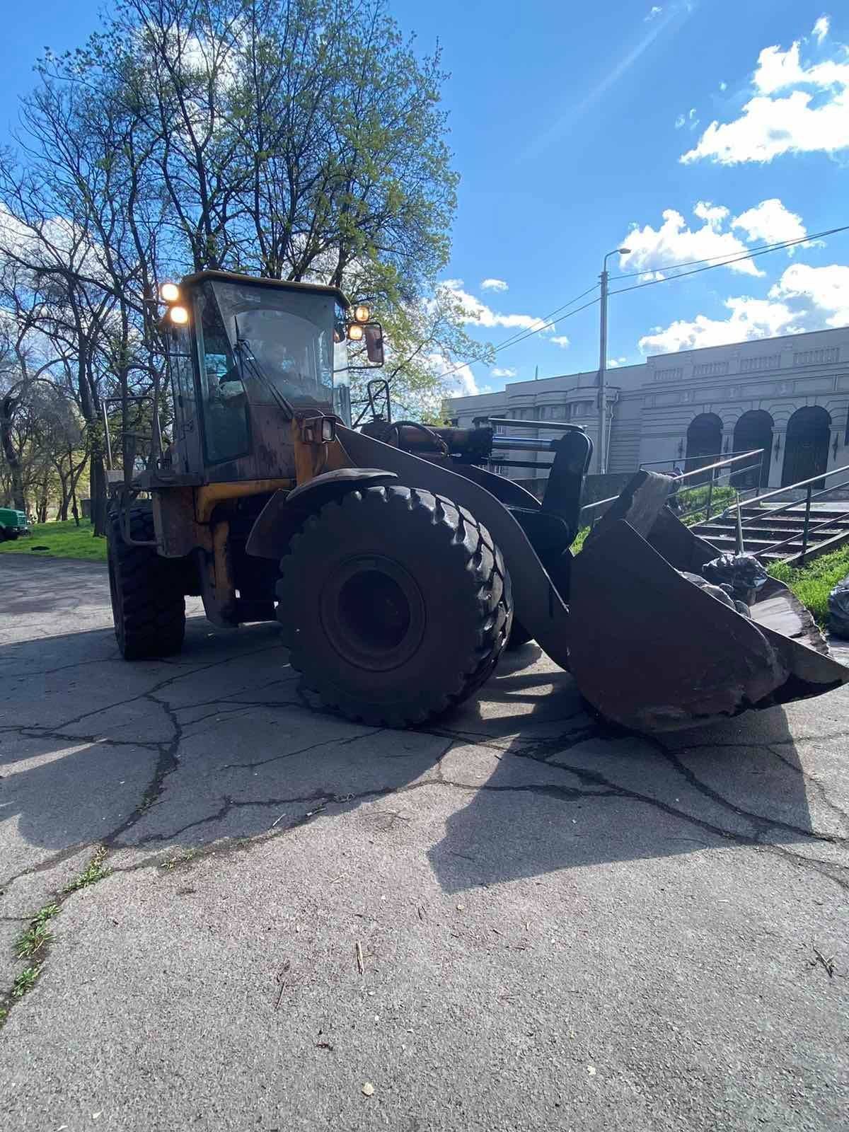Сотрудники ДМЗ вместе с горожанами привели в порядок сквер Металлургов 4