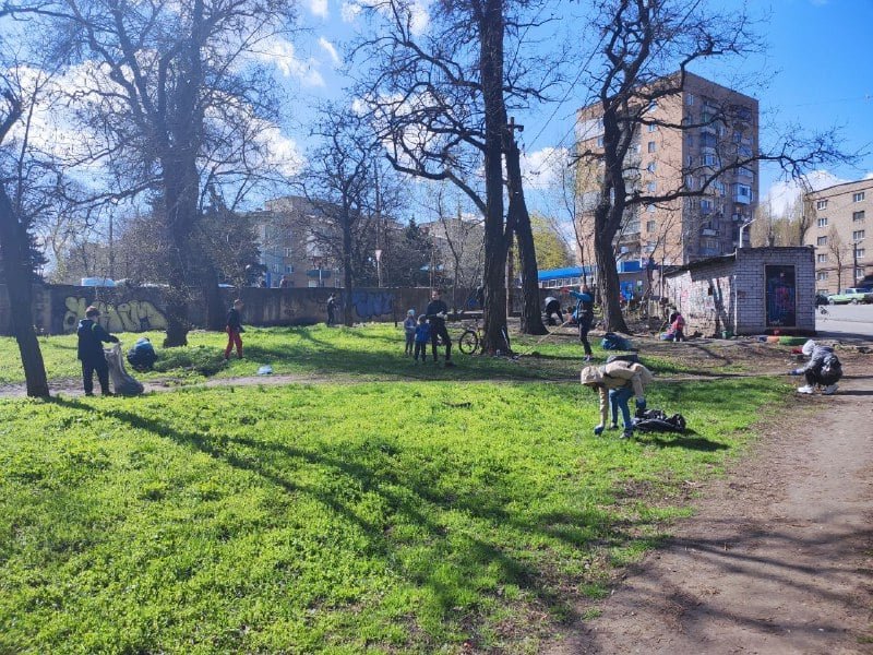 Сотрудники ДМЗ вместе с горожанами привели в порядок сквер Металлургов 5