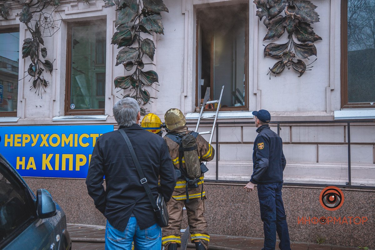 На месте задействованы 5 единиц пожарной техники