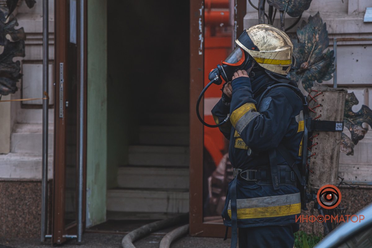 Спасатели тушили пожар с помощью гидрантов