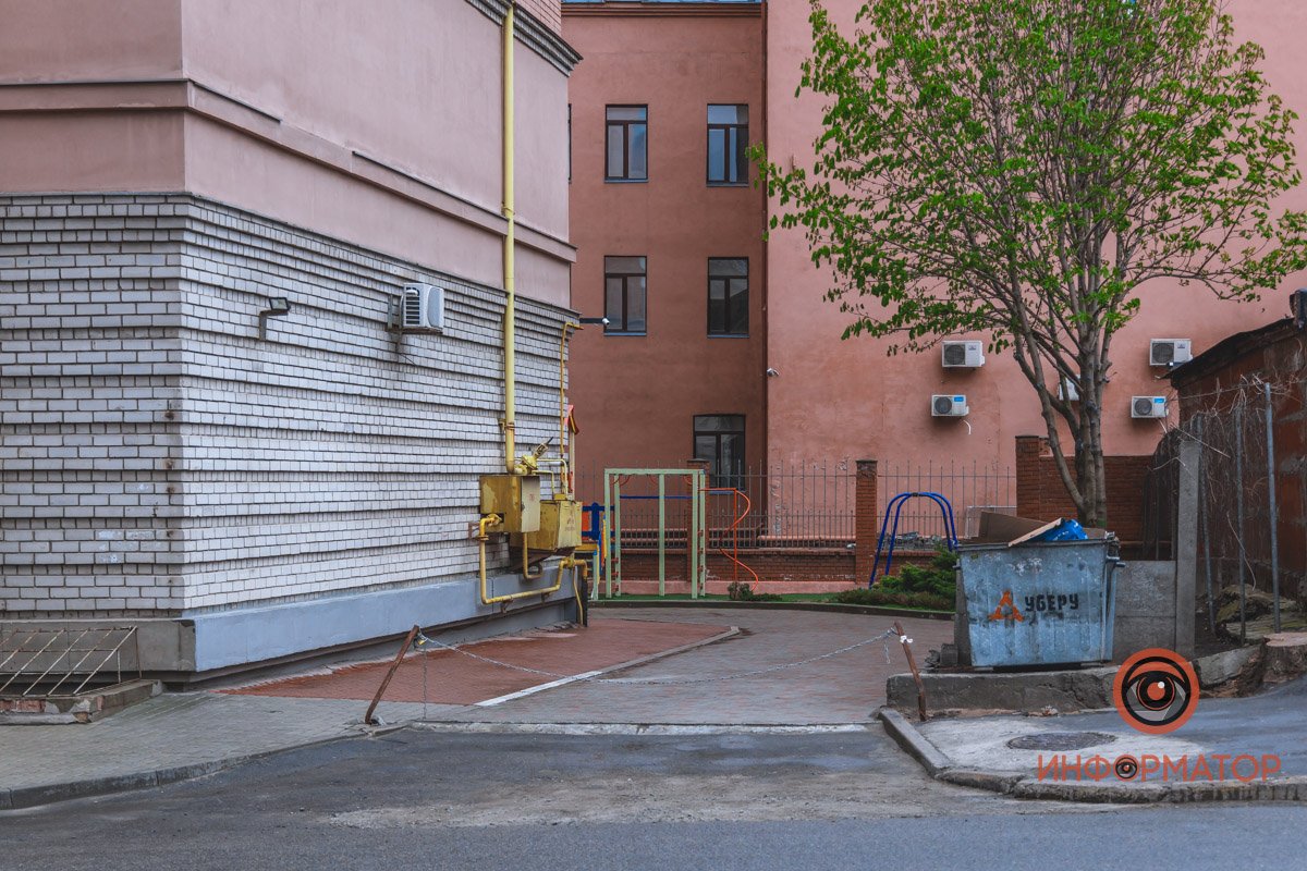 Между домами №7 и №9 по Исполкомовской