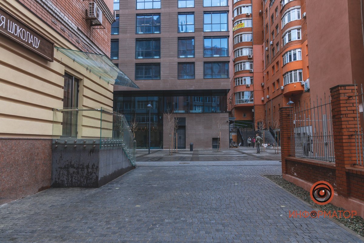 Выход на Южный бульвар, прямо к искусственному ручью