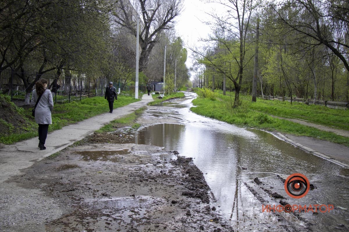 На Бажова прорыв трубы
