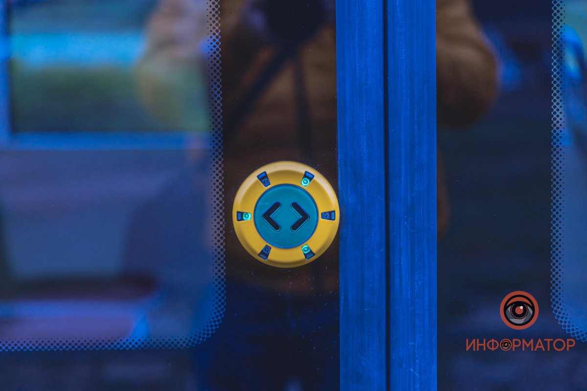 Кнопка для самостоятельного открытия дверей