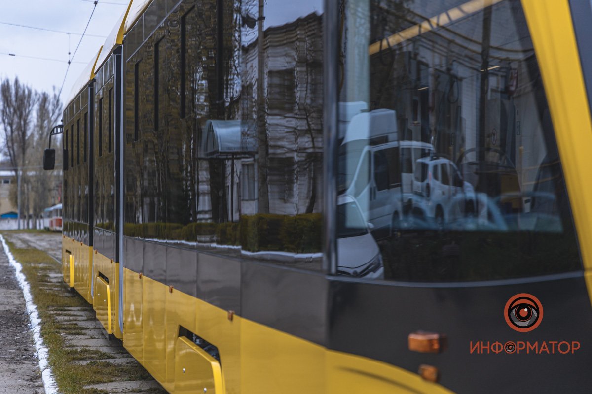 Трамвай имеет низкий уровень пола и широкий вагон