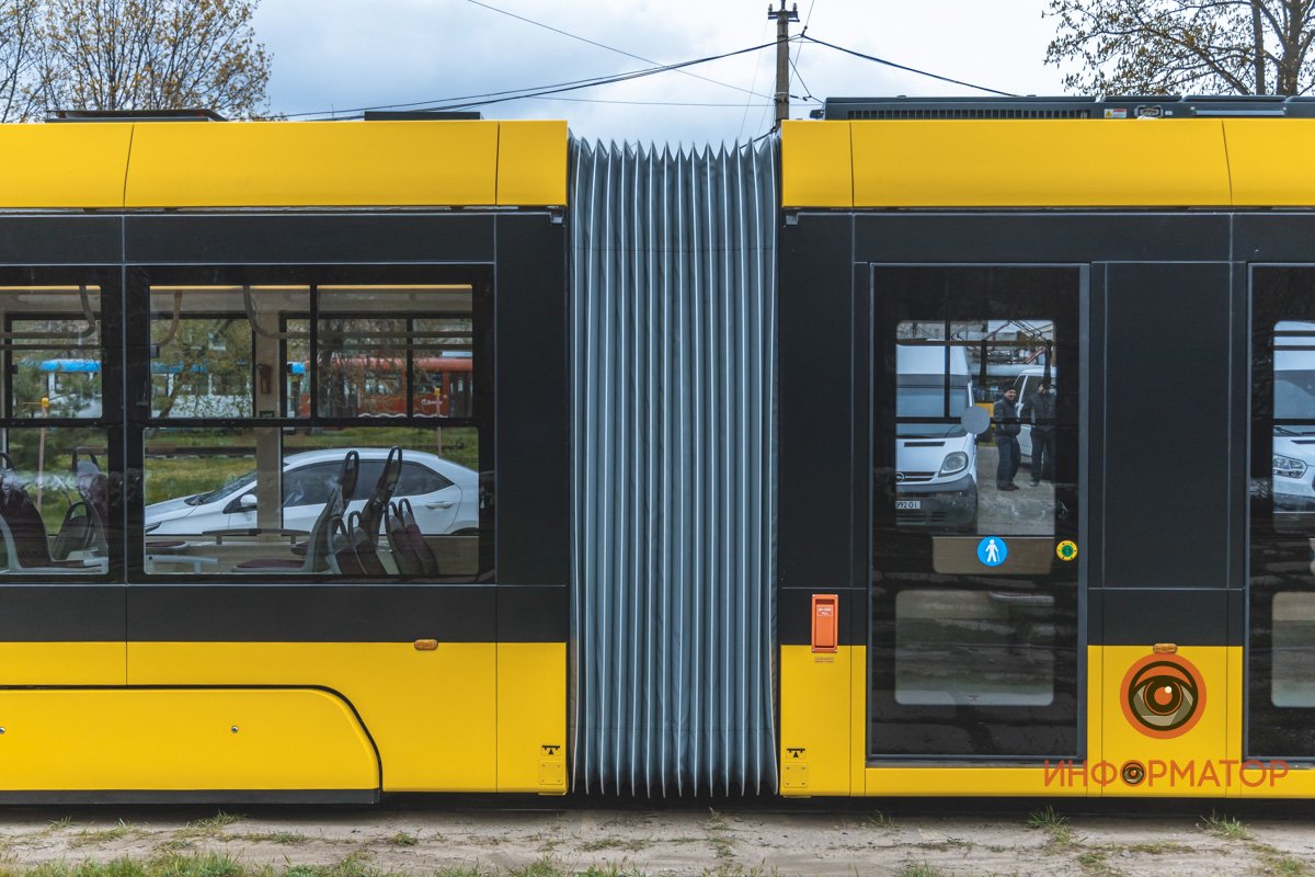 Современный трамвай-аккордеон