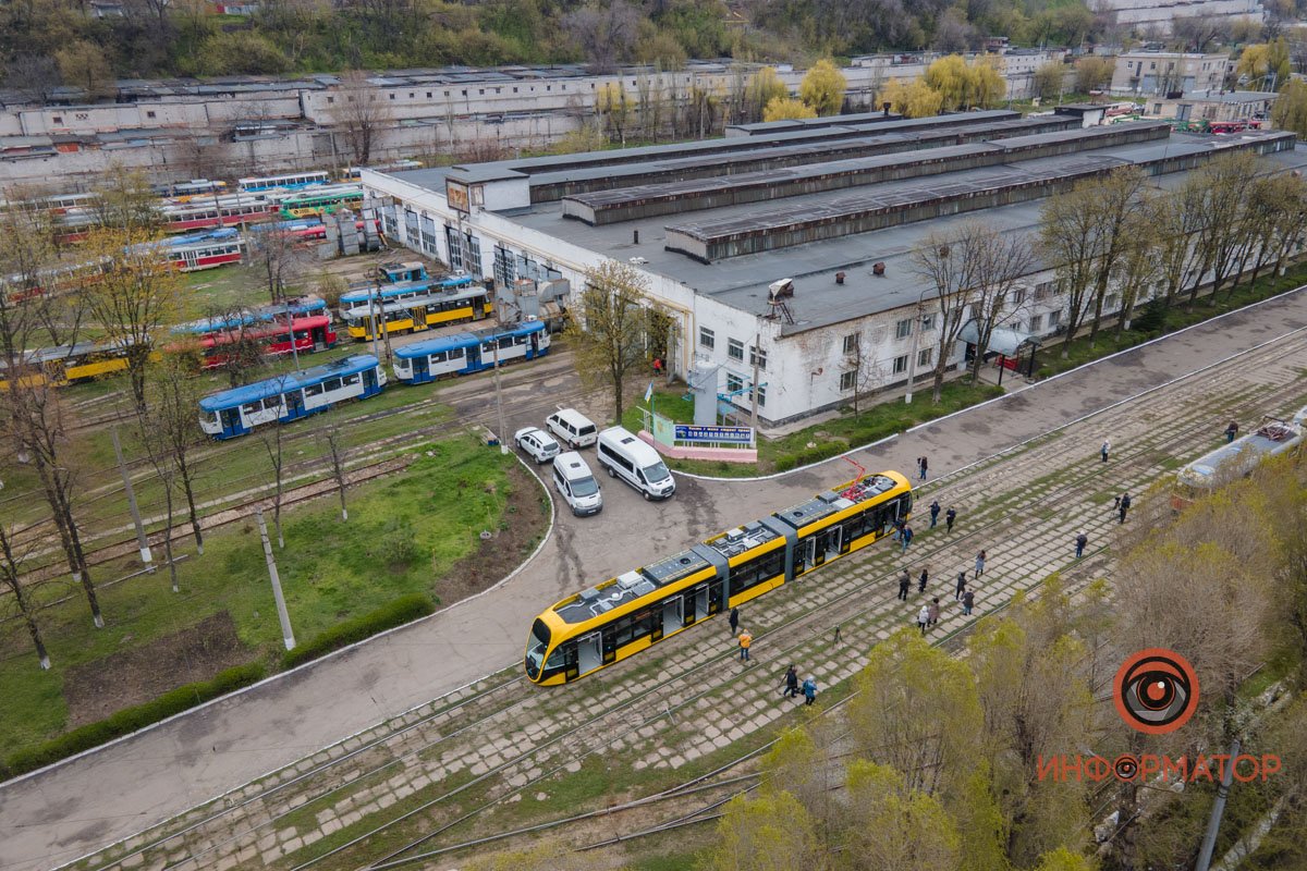 Новый современный трамвай выделяется на фоне старичков